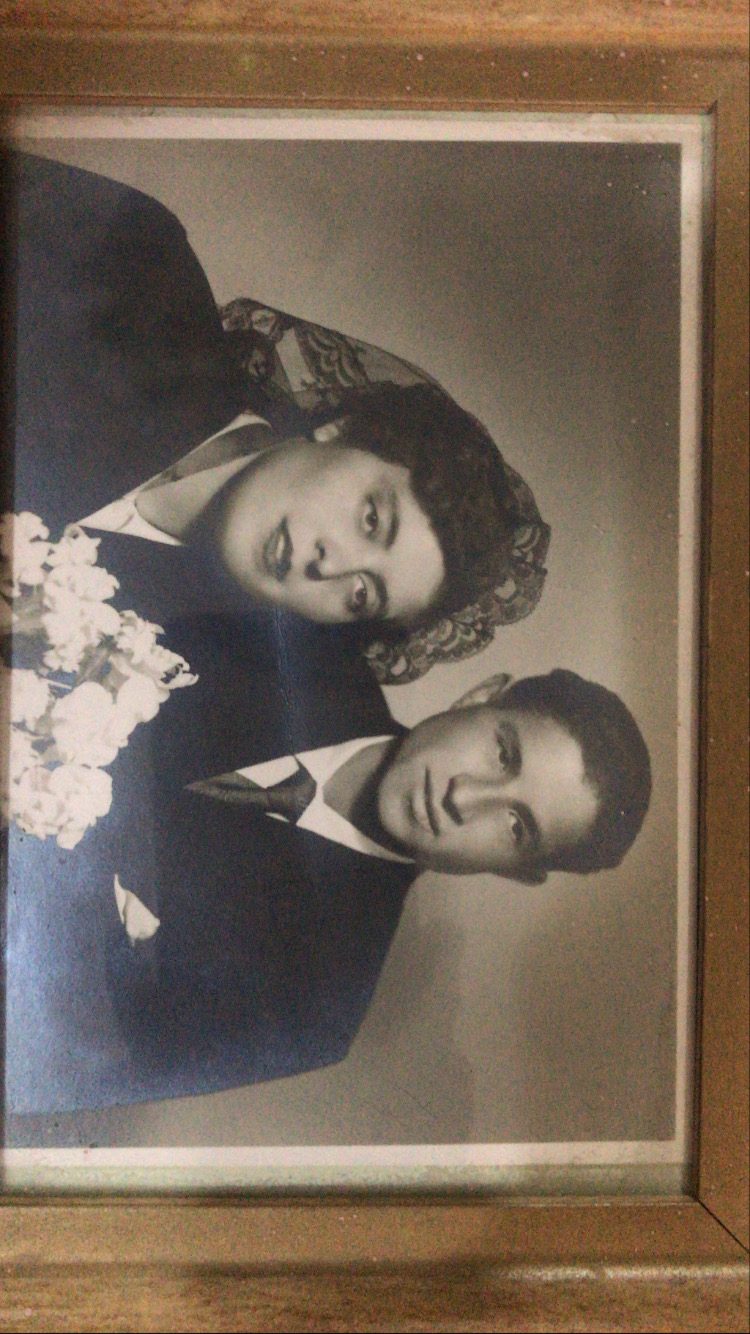 Imagen adjunto por Nerea Gracia el 10/02/2021 a las 23:23
Boda de Antonio Lombarte Cardona, apodado como “piquito” y Rosa Escarpe Galicia contrayendo matrimonio el 28 de abril de 1956