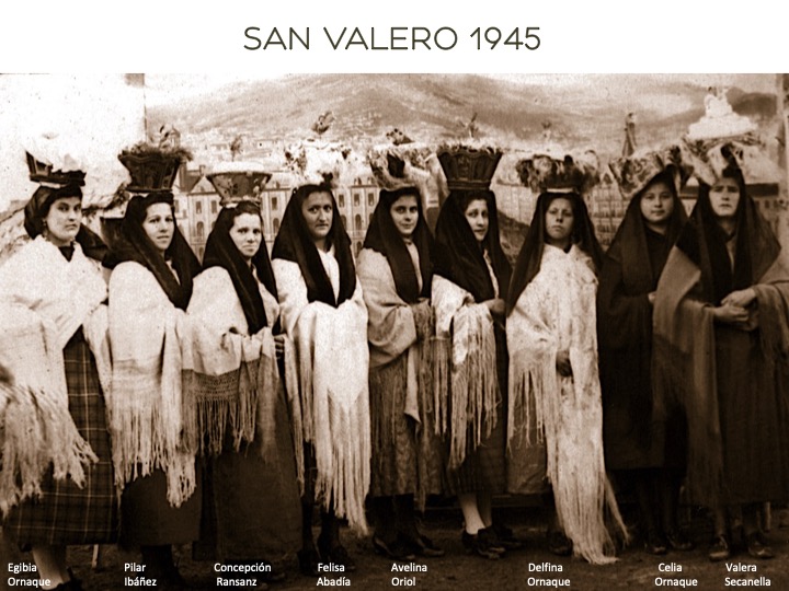 San Valero 1945. Mozas llevando el canastillo con el pan bendito.Jesus Abadia