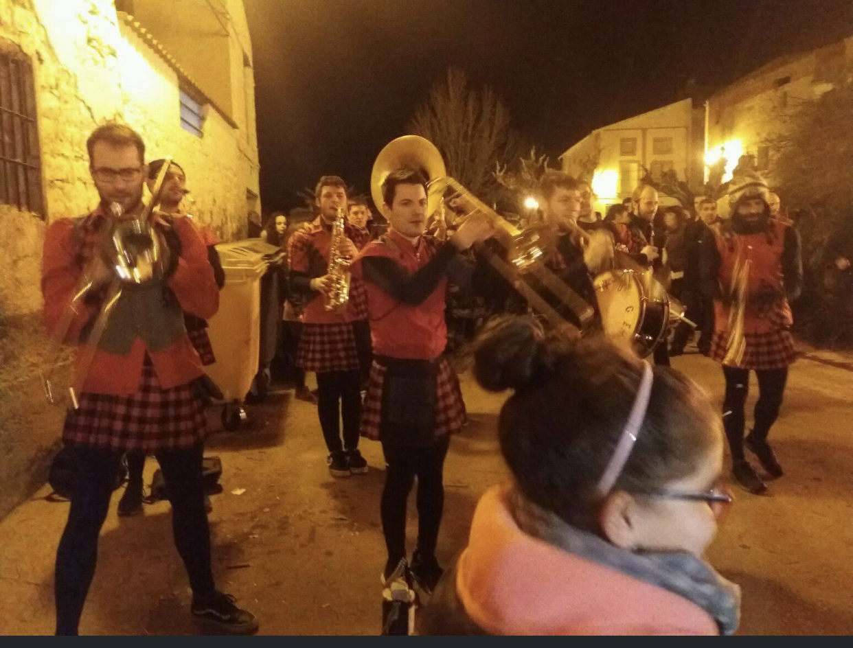 Artistas del Gremio durante su actuación en las hogueras de Castelnou de 2018  ( Fotografía Eva pujadas)