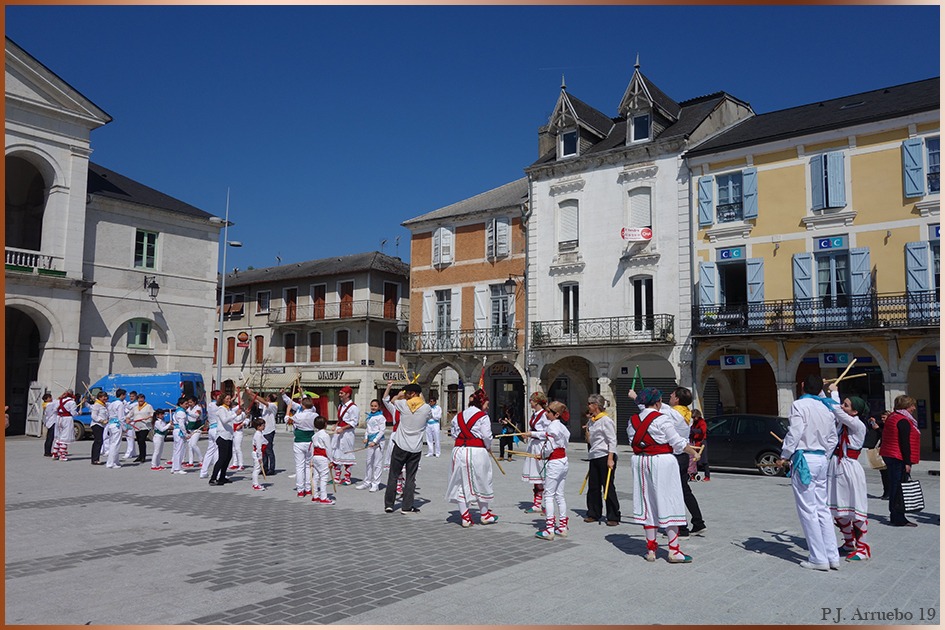 En 2019 acompañamos a los danzantes de Sabiñánigo en su encuentro