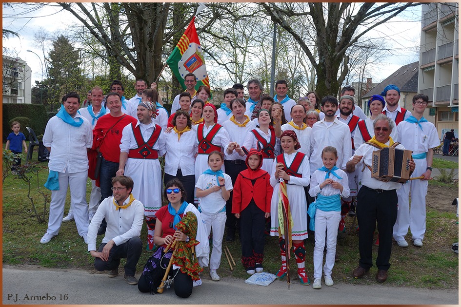 Y al acabar el encuentro de dances, siempre viene la foto de grupo (Sabiñánigo 2019)