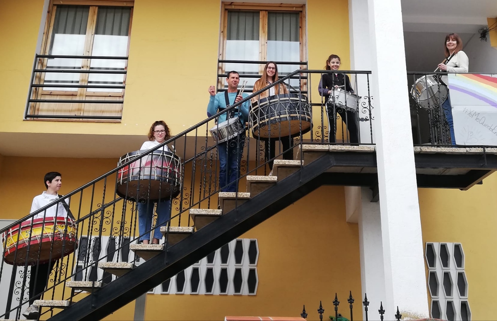 Tocando en la escalera...