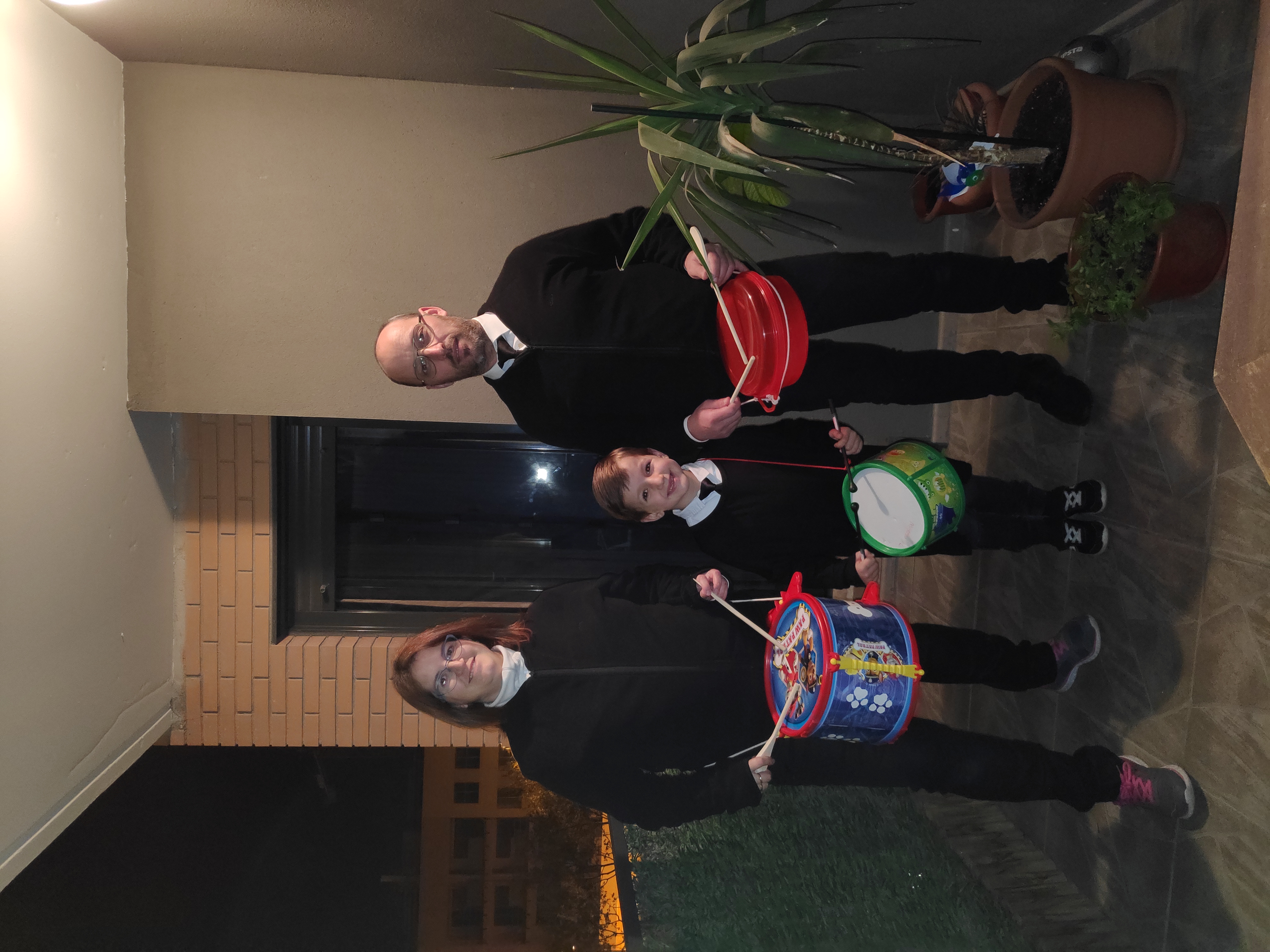 Desde Zaragoza también se rompe la hora. Hijaranos y Urreanos nos quedamos en casa.
David, Raquel y Martín.
el 09/04/2020  a las 23:39h